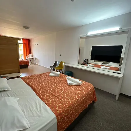 מלון Emilia Palace 3*