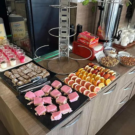 Хотел Emilia Palace 3*